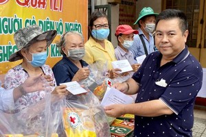 丁文森向贫困的老人赠送礼物。