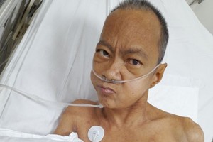 洪玉山正在医院的重症急救室接受医治。