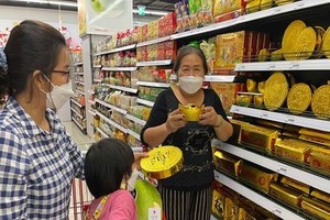 民众在超市购物。