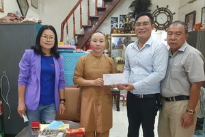 文忠孝编委向林观精舍代表转赠善款。