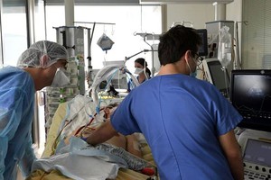 大巴黎地区医院重症监护室。（图：AFP）