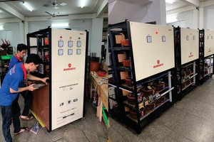 韩生公司劳工生产工业用大型稳压。