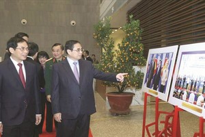 政府总理范明政参观外交部门图片展。