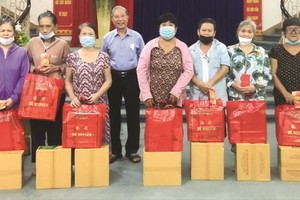 杨顺龙先生向贫困家庭送暖