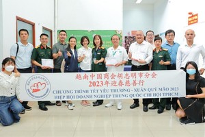 中国商会胡志明市分会爱心团给175军医医院病人送春节温暖。