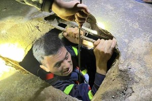 消防救援人员下井营救父子俩。（图：消防救援警察）