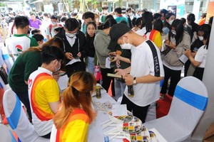 年轻人参加就业盛会以寻找机会。