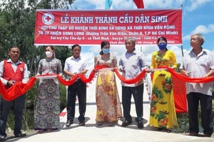 双龙慈善组在金瓯省捐建民生桥举行落成仪式。