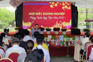 华人企业家杭慰瑶在聚会上发言。