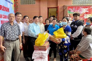 崇正慈善会馆各理事向穷人发送礼物。