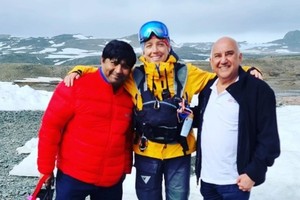 米特拉(左)和伊拉尼(右)在南极洲啟程。（图：互联网）