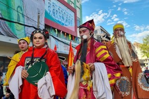 八仙踩高跷遊行。