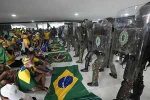 巴西激进分子衝击总统府与防暴警对峙。（图：AP）