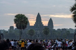 吴哥机构报告指出，去年12月份参观吴哥古迹的外国遊客有6.2万人次，门票收入达251万美元。（图：互联网）