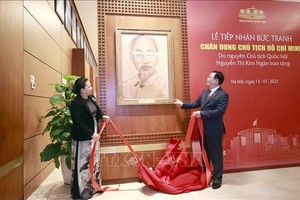 原国会主席向国会赠送胡志明主席画像