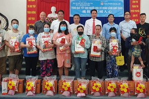 越南中国商会广东企业与报社领导向华人同胞送礼。