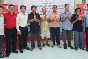 第五郡与报社领导向华人赠送礼物。