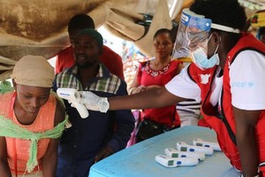 卫生工作者在刚果民主共和国和乌干达边境开展埃博拉病毒病监测。（图：WHO）