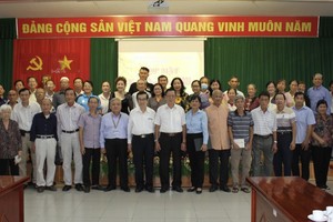 市民族处领导与各少数民族同胞具威信者合照留念。