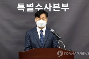 1月13日，在首尔麻浦区，梨泰院踩踏事故特别调查本部本部长孙济汉正在发表事故调查结果。（图：韩联社）