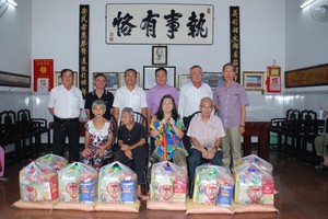 本市潮州义安会馆理事会代表向清寒乡亲赠送岁暮礼物。