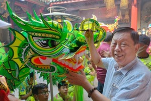 二府会馆副理事长谢忠成为青龙点睛。