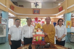 市民族处主任黄文鸿玉、陈志伟科长向释慧功法师赠送礼物。