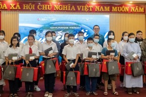 关爱弱势儿童欢度春节