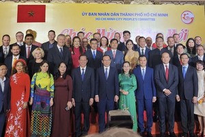 胡志明市领导与外国驻本市代表机构合照留念。