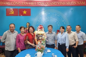 第五郡领导向市各民族文学艺术协会拜年