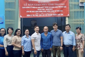 郡和坊与华人企业家代表向张润堂移交温情屋。