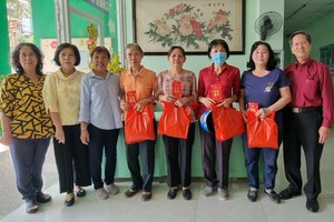 市华语教师俱乐部向会员拜年及赠送春节礼物。