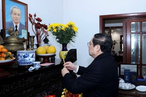 范明政总理上香缅怀已故政府总理范文同。