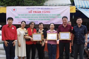 第十一郡郡委常务副书记阮曾明（右一）向热心社会工作的茶山庆云南院住持周华邦（右二）颁发感谢状。