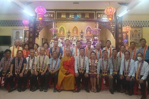 龙华寺护法会各位理事护法与释慧功师父拜年合影。