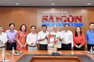 值新春之际，市委宣教处主任潘阮如奎已到访和向《西贡解放报》工作人员拜年。（图：越勇摄）