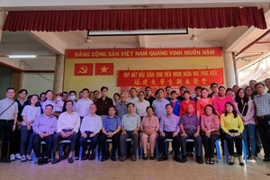 各代表与大学生合影。