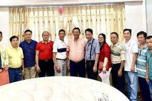 理事长陆全超（左五）、副理事长廖子 权（左一）与各位热心人士欢聚留影。