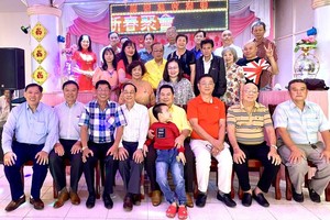 各顾问与团员合照。