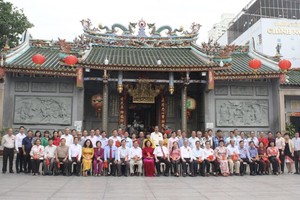 市、郡领导与各华人会馆新春合照留念。