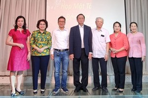 市越南祖国阵线委员会主席陈金燕(右二)与各领导向华企拜年。