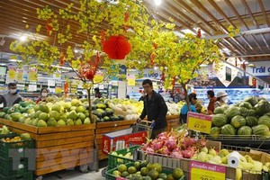 消费者在超市选购物品。（图：越通社）