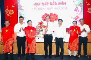 黎鸿山同志向《劳动者报》拜年。