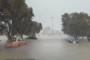 新西兰最大城奥克兰27日豪雨成灾，当局已宣布进入紧急状态。（图：路透社）