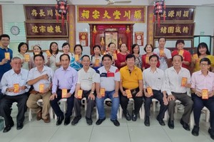 董事会与校委、老师新春聚会及合照。