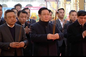 国会主席王廷惠（前中）出席上香仪式。（图：Quochoi.vn）