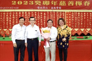继海南会馆举办5年之后，二府会馆将成为“2024甲辰年慈善挥春”的赞助单位。“2023癸卯年慈善挥春”组委会向二府会馆理事长彭伟强（右二）赠送鲜花。