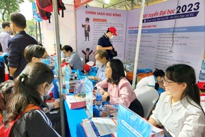 学生在招生谘询与辅业盛会瞭解2023年大学招生资讯。