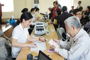 一名退休者在當地所住的坊級人委會辦事處領取月退休金。（图：互联网）