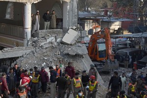 当地时间2023年1月30日，巴基斯坦白沙瓦，中午祈祷期间，当地一座清真寺发生爆炸，重型机械在现场清理倒塌的废墟，寻找被困在废墟下的幸存者。（图：互联网）